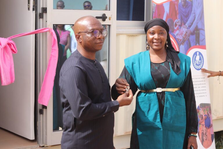 Read more about the article 𝐑𝐞𝐭𝐨𝐮𝐫 𝐞𝐧 𝐢𝐦𝐚𝐠𝐞𝐬 𝐝𝐞 𝐥𝐚 𝐫𝐞𝐦𝐢𝐬𝐞 𝐝𝐞 𝐜𝐥é𝐬 𝐝𝐮 𝐜𝐨𝐧𝐭𝐞𝐧𝐞𝐮𝐫 𝐚𝐮 𝐂𝐇𝐔 𝐝𝐞 𝐁𝐨𝐠𝐨𝐝𝐨𝐠