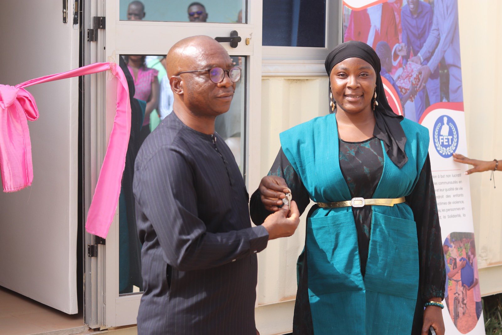 𝐑𝐞𝐭𝐨𝐮𝐫 𝐞𝐧 𝐢𝐦𝐚𝐠𝐞𝐬 𝐝𝐞 𝐥𝐚 𝐫𝐞𝐦𝐢𝐬𝐞 𝐝𝐞 𝐜𝐥é𝐬 𝐝𝐮 𝐜𝐨𝐧𝐭𝐞𝐧𝐞𝐮𝐫 𝐚𝐮 𝐂𝐇𝐔 𝐝𝐞 𝐁𝐨𝐠𝐨𝐝𝐨𝐠